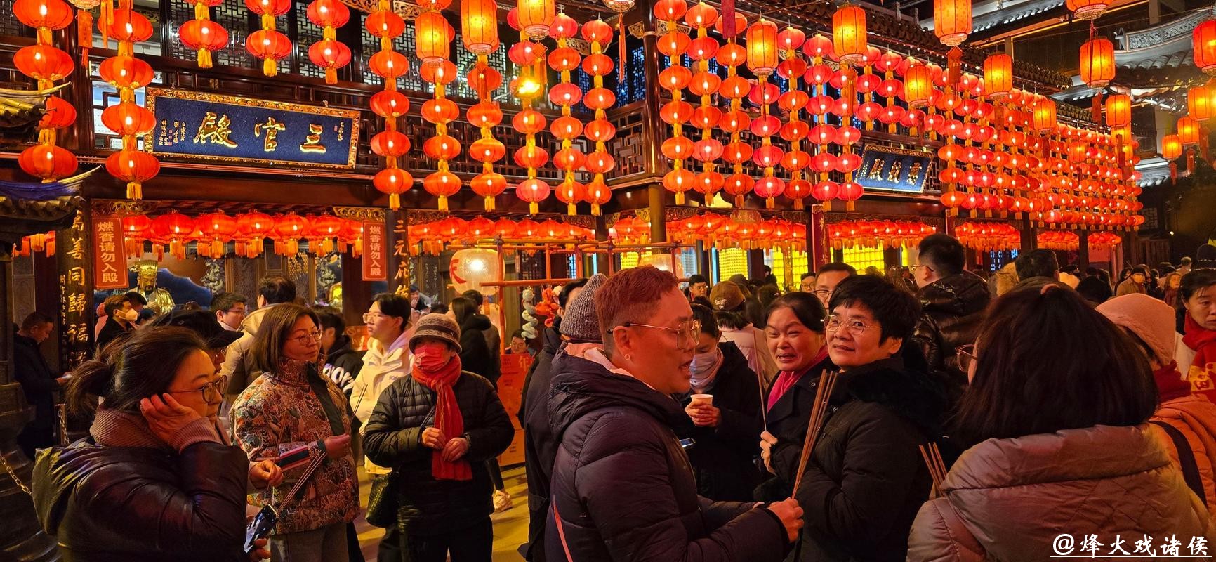逛古镇、品美食、看灯会，留学生、博主来宝山过大年